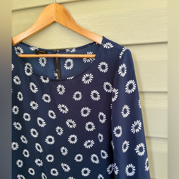 TALBOTS navy blue daisy print top ruffle cuff blouse EUC sz M floral cute - Picture 1 of 14